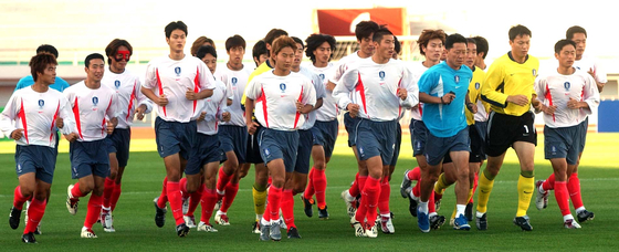 2002년 6월 28일 이 파일 사진에서 한국 선수들이 전주 전주 시민운동장에서 열린 FIFA 월드컵 3위 결정전 터키와의 경기를 앞두고 훈련을 하고 있다. [YONHAP]