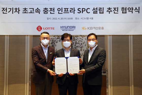 From left: Lotte Corporation CEO Lee Dong-woo, Hyundai Motor Group President Kong Young-woon and KB Asset Management CEO Lee Hyun-seung pose for a photo at the Signiel Seoul on Wednesday to celebrate their partnership. [LOTTE CORPORATION]