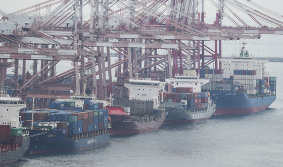 Container vessels are parked at the port in Busan on Thursday. Korea reported a trade deficit of $5.2 billion from April 1 through April 20. Korea’s outbound shipments jumped 16.9 percent in the same period from a year earlier to $36.3 billion while imports increased 25.5 percent on year to $41.5 billion, according to tentative data from the Korea Customs Service. [YONHAP]