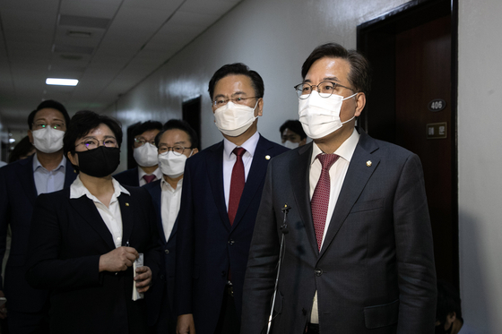 The main opposition People Power Party (PPP) deputy floor leader Song Eon-seog, right, paid a protest visit to the office of the Judiciary and Legislation Committee Chairman Park Kwang-on at the National Assembly on Thursday. [YONHAP]