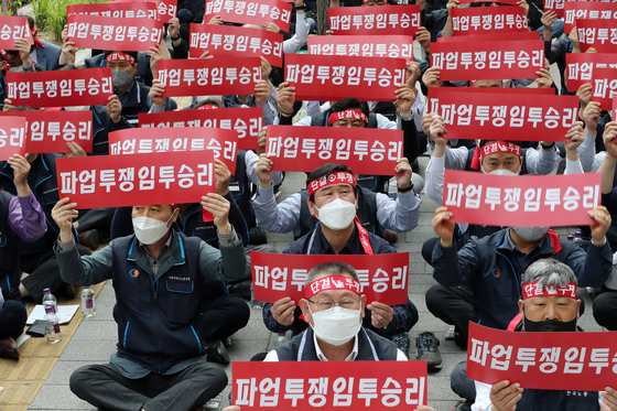 Members of the Seoul Bus Union shout slogans during a rally in front of the Transportation Center in Songpa District, southern Seoul, on Thursday. The Seoul Bus Union warned of a general strike next Tuesday if wage negotiations do not come through. The union said 87.3 percent of its members agreed to the strike in a vote held Wednesday. [NEWS1]