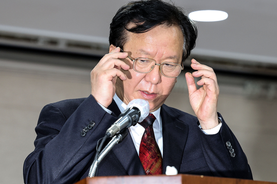 Minister of Health and Welfare nominee Chung Ho-young addresses reporters at a press conference held at the National Medical Center in Jung District, central Seoul on Sunday. [WOO SANG-JO]