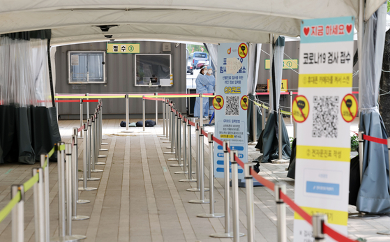 A Covid-19 temporary screening site on Seoul Plaza in central Seoul is vacant Thursday, a day before it will be demolished. It will be replaced with a “Read at Seoul Plaza” event on Saturday, while a screening site will be opened in nearby Cheonggye Plaza. [YONHAP]