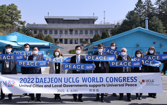 Daejeon Mayor Heo and core members of the UCLG World Secretariat send a message of peace at the truce village of Panmunjom within the Demilitarized Zone (DMZ) on April 6. The Secretariat arrived in Korea earlier this month to check on preparations for the UCLG World Congress. [YONHAP]