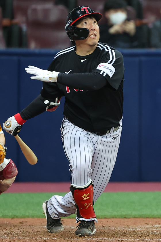 Kim Hyun-soo hits a home run in the 11th inning of a game against the Kiwoom Heroes at Gocheok Sky Dome in western Seoul on April 6. [YONHAP]