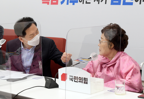 Lee Yong-soo, right, a comfort woman survivor, speaks with Rep. Kim Gi-hyeon, floor leader of the main opposition People Power Party, at the National Assembly in western Seoul Monday. [YONHAP]