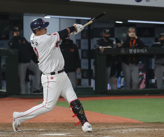 Lee Dae-ho hits a home run in the fifth inning of a game against the Hanwha Eagles at Sajik Baseball Stadium in Busan on Wednesday. [NEWS1]