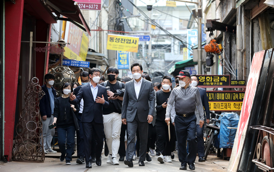 Seoul Mayor Oh Se-hoon tours Sewoon Distrct 5 of the Sewoon Redevelopment Promotion Area in Jung District, central Seoul, on Thursday after announcing the Green Urban Space Recreation Strategy. [NEWS1]