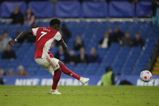 Arsenal's Bukayo Saka scores his sides fourth goal from the penalty spot during a Premier League match against Chelsea at Stamford Bridge in London on Wednesday. [AP/YONHAP]