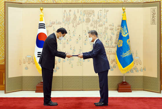 Bank of Korea Gov. Rhee Chang-yong, left, receives a certificate of appointment from President Moon Jae-in at the Blue House on Thursday. [NEWS1]