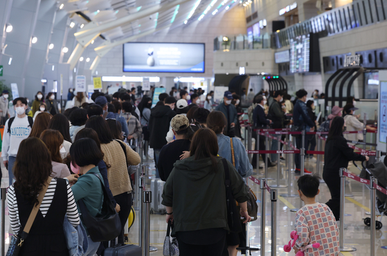 Gimpo International Airport's terminal for domestic flights is crowded with people traveling for the first weekend without any social distancing measures except for those related to masks on Friday. [YONHAP]