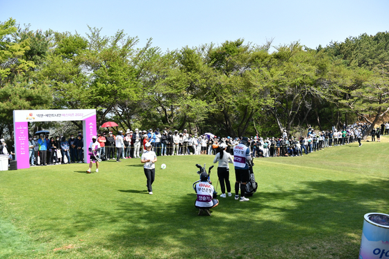 Spectators watch golfers tee off at the Nexen SaintNine Masters 2022 at Gaya Country Club in Gimhae, South Gyeongsang, on Sunday. [KLPGA]