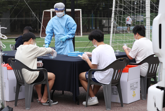 Dongsung High School students get Covid-19 tests at the school in Jongno District, central Seoul, on Sept. 28. [YONHAP]