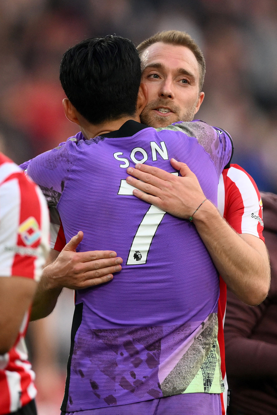 Tottenham Hotspur's Son Heung-min hugs former teammate Brentford's Danish midfielder Christian Eriksen after the match between Brentford and Tottenham Hotspur at Brentford Community Stadium in London on Saturday. [AFP/YONHAP]