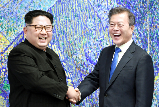 President Moon Jae-in, right, and North Korean Kim Jong-un pose for a commemorative photo before their first summit at the inter-Korean truce village of Panmunjom on April 27, 2018. The two leaders exchanged letters earlier this week. [JOINT PRESS CORPS] 