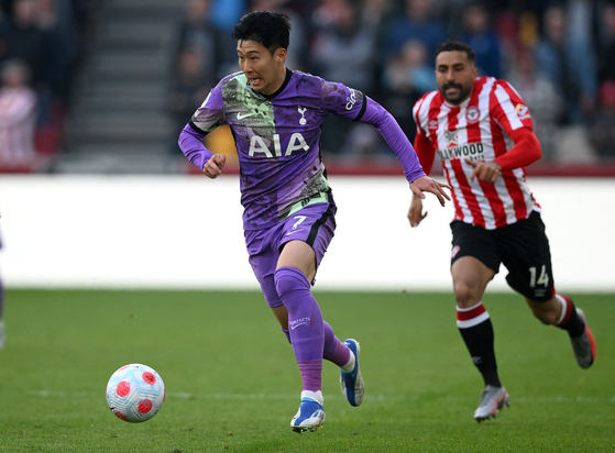 Tottenham Hotspur's Son Heung-min runs with the ball during a match between Brentford and Tottenham Hotspur at Brentford Community Stadium in London on Saturday. [AFP/YONHAP]