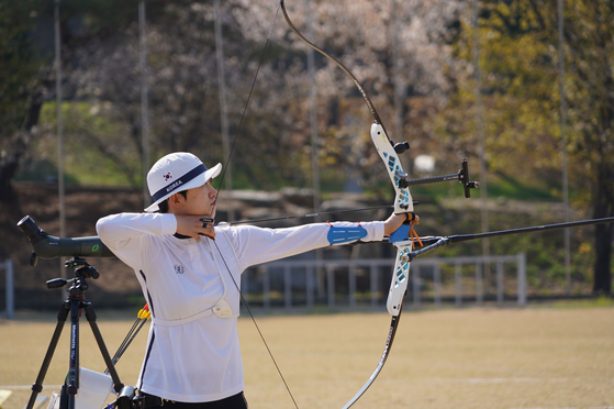 An San shoots her arrow on Thursday during the second Korean national archery squad qualification match for the 2022 Hangzhou Asian Games held at Wonju Archery Field in Wonju, Gangwon. [YONHAP] 