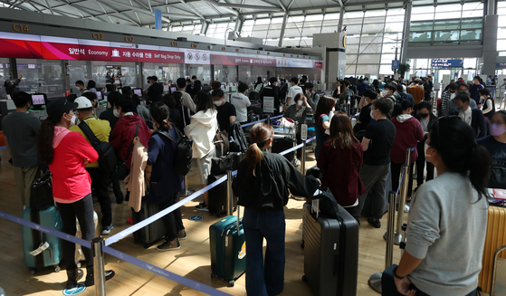 People line up at the departures terminal at Incheon International Airport. [NEWS1] 