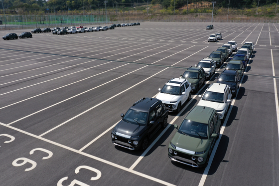 Hyundai Motor Caspers are parked at a lot at the Gwangju Global Motors automotive plant in Gwangju on April 19. Gwangju Global Motors is an assembler for the Casper and produces 200 a day on average. [YONHAP]