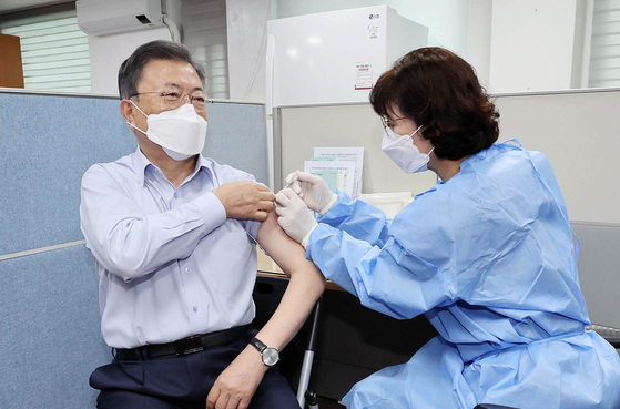 President Moon Jae-in receives his fourth jab at a public health center in Jongno District, central Seoul, on Monday. [KANG JEONG-HYEON]