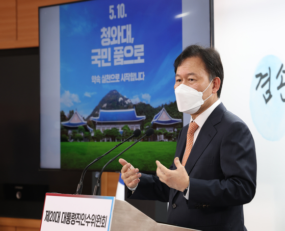 Rep. Yoon Han-hong of the main opposition People Power Party, who leads a taskforce overseeing President-elect Yoon Suk-yeol's plan to relocate the presidential office, explains plans to open the Blue House for public tours during a press briefing Monday in Jongno District, central Seoul. [YONHAP]