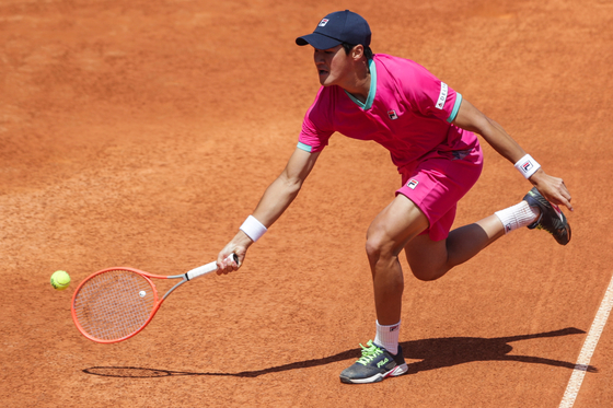 Korean tennis player Kwon Soon-woo lunges for the ball during a first round match against Benoit Paire of France at the Estoril Open tennis tournament in Estoril, Portugal on Monday. [EPA/YONHAP]