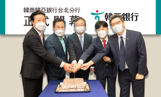 Korean Mission in Taipei, Representative Chung Byung-won, center, celebrates the opening of the bank's Taipei branch on Monday. [HANA BANK]