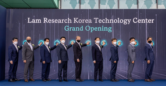 Delegates including Lam Research CEO Tim Archer, fifth from left, and Korea's First Vice Industry Minister Park Jin-kyu, sixth from left, pose during an opening ceremony of Lam Research’s technology center in Yongin, Gyeonggi, on Tuesday. Lam Research, the world's No. 3 chip equipment maker, said some 100 researchers will work at the center, whose construction has cost the U.S. tech company about $100 million. It hopes that the technology center will serve as a key hub of its global research and development (R&D) network. [LAM RESEARCH]