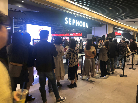 Customers line up in front of Sephora Korea's first store in Gangnam District, southern Seoul, on Oct. 26, 2019. [CHUN YEONG-SEON]