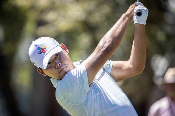 Kim Si-woo watches his drive down the 16th fairway during the final round of the RBC Heritage golf tournament on April 17 in Hilton Head Island, South Carolina. [AP/YONHAP]