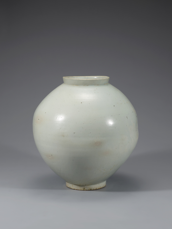 Joseon Dynasty's Moon Jar [NATIONAL MUSEUM OF KOREA]