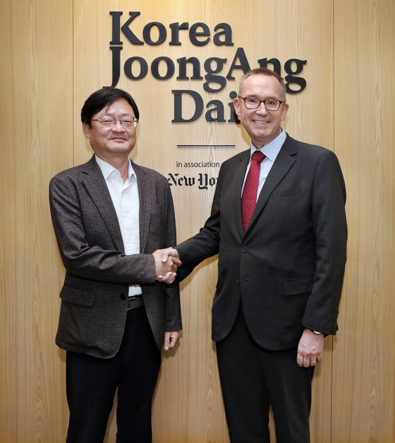 British ambassador to Korea Colin Crooks, right, shakes hands with Cheong Chul-gun, CEO of the Korea JoongAng Daily, as he pays a courtesy call to the newsroom in Sangam-dong of Mapo District, western Seoul, on Wednesday. [PARK SANG-MOON]