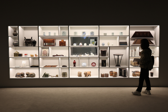 An array of antiques collected by late Samsung Group chairman Lee Kun-hee are on display at the National Museum of Korea for “A Collector’s Invitation” to mark the first anniversary of Lee’s donation of impressive and extensive national heritages and artworks to the country. [YONHAP]  
