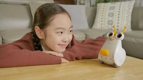 The albert AI robot helps children of varying ages learn coding. [SK BROADBAND]
