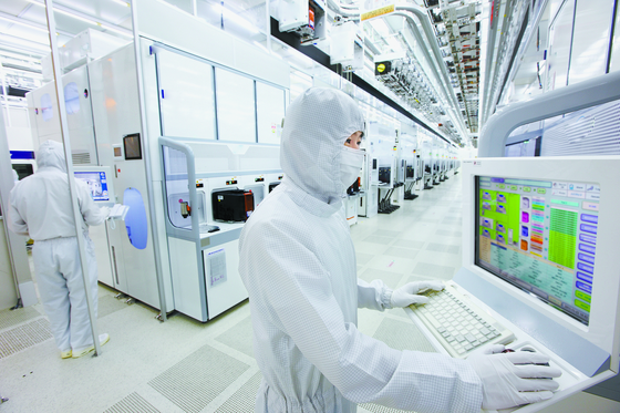 Researchers at Samsung Electronics work at the company chip factory in Hwaseong, Gyeonggi. [SAMSUNG ELECTRONICS]