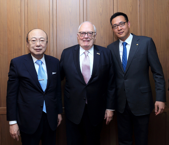 Hanwha Group Chairman Kim Seung-youn, far left, pose with Edwin Feulner, founder of The Heritage Foundation, and his third son Kim Dong-seon after a meeting on Wednesday. [HANWHA]