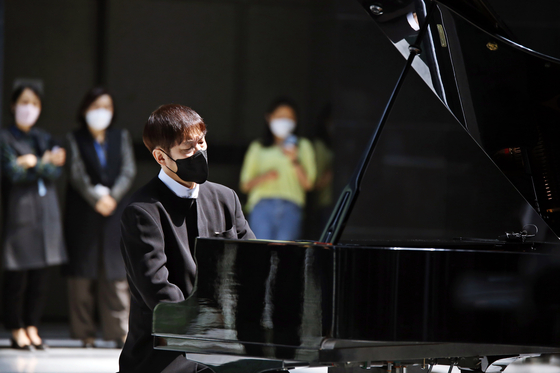 Lee Hun, a left-handed pianist, was able to follow his dream with the support of the Posco 1% Foundation. [POSCO]
