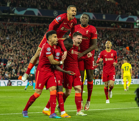 Liverpool's Sadio Mane, second from left, celebrates with teammates after scoring the second goal of a UEFA Champions League semifinal match against Villarreal at Anfield in Liverpool on Wednesday. [XINHUA/YONHAP]