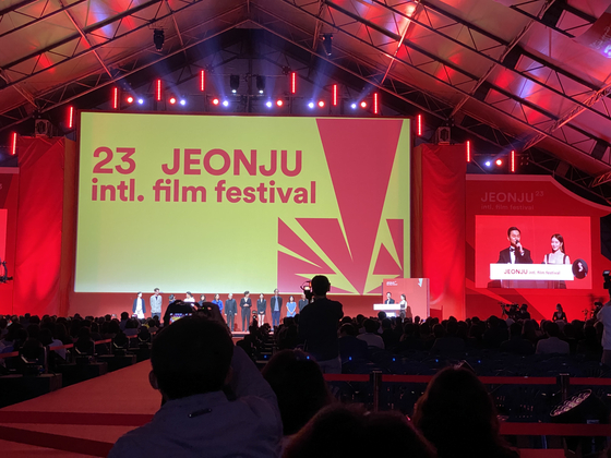 This 23rd festival is the last year for the Jeonju International Film Festival's opening ceremony to take place at Jeonju Dome, as the city will begin the construction of the Jeonju Independent Film House at the current site of the dome. [JOONGANG ILBO]