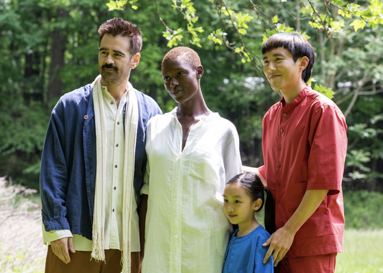 A family photo taken before Yang malfunctions, in the 23rd Jeonju International Film Festival's opening film "After Yang." From left is Jake (portrayed by Colin Farrell), Kyra (Jodie Turner-Smith), Mika (Malea Emma Tjandrawidjaja) and Yang (Justin H. Min). [JIFF]