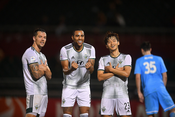 From left: Jeonbuk Hyundai Motors' Stanislav Iljutcenko, Gustavo and Kim Jin-su celebrate after Iljutcenko scored a goal in a game against Sydney FC at Thong Nhat Stadium in Ho Chi Minh City on Thursday. [NEWS1]