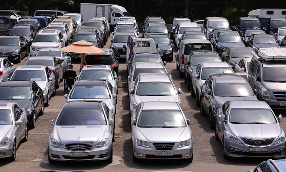 Cars are parked at the Janganpyeong used car market in Seongdong District, eastern Seoul. [YONHAP]