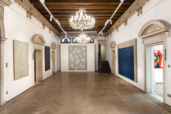 The installation view of Ha Chong-hyun's exhibition as part of the 59th Venice Biennale, featuring Ha's dansaekhwa pieces [KUKJE GALLERY, TINA KIM GALLERY]
