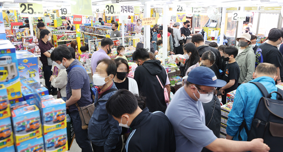Parents crowd a toy store in Jongno, Sunday, ahead of Children’s Day on May 5. [YONHAP] 
