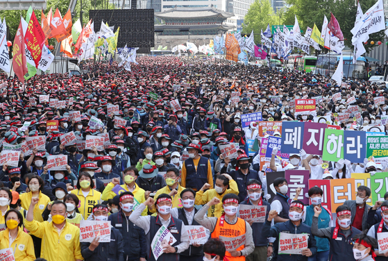 The Korean Confederation of Trade Unions (KCTU), a radical trade organization, holds a rally to commemorate May Day near Sungnyemun, central Seoul, on Sunday. The KCTU staged May Day rallies in 16 locations across the country, including in Seoul, Daegu, Busan, Gwangju and Jeju, on the same day. [NEWS1]