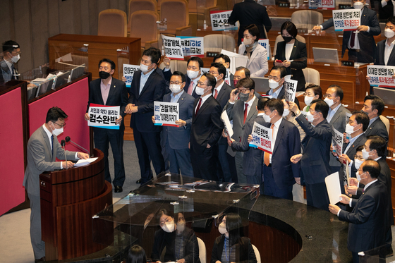People Power Party lawmakers protest as Rep. Jin Sung-joon of the Democratic Party speaks about the revision to the Prosecutors' Office Act at the National Assembly in Yeouido, Seoul on Saturday. [NEWS1]
