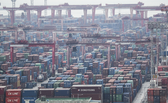 A port in Busan in April. Exports remain robust, although momentum has stalled amid geopolitical conflicts and lockdowns in China. [YONHAP] 