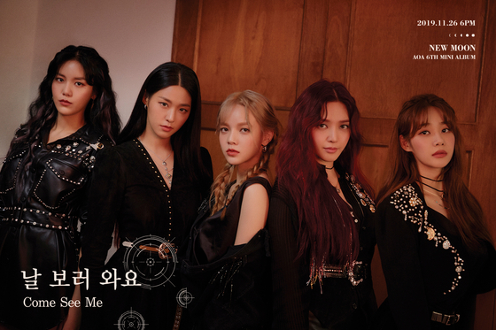 Kim, second from left, is on her girl group's EP poster "come see me" (2019) [ILGAN SPORTS]