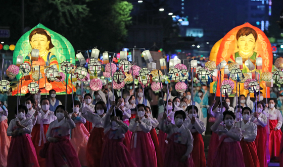 A lantern street festival passes by Bosingak Belfry in central Seoul on Saturday as a pre-celebration event for Buddha's Birthday, which falls on May 8 this year. The lantern street festival was held for the first time since 2019 due to the Covid-19 pandemic. [NEWS1]