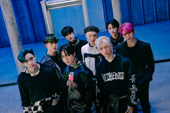 Boy band Stray Kids topped the Billboard 200 albums chart with its latest EP "Oddinary" on Tuesday. [ILGAN SPORTS]